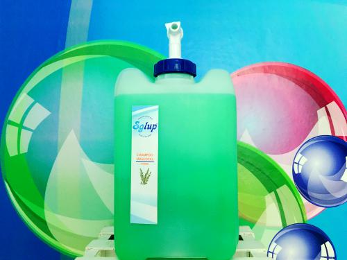 Imagen de Bidon Shampoo Mascotas Herbal Verde Aperlado Imagen de Bidon Shampoo Mascotas Herbal Verde Aperlado